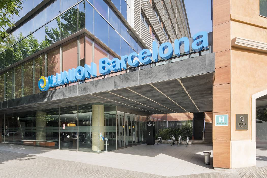 Entrada hotel ILUNION Barcelona Entrada hotel poblenou